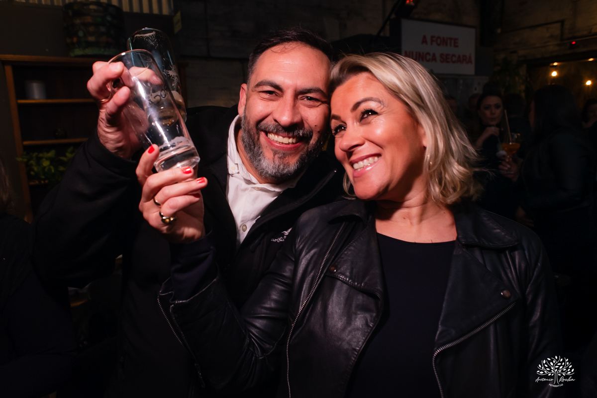 aniversário das Ana’s - irmãs gêmeas - Ana Laura - Ana Carolina - Cervejaria Fábrica Roca - celebração da vida - noite especial - familiares e amigos - música - descontração - Mateus Almeida - parabéns – bolo – Pelotas - Antonio Rocha Fotografias