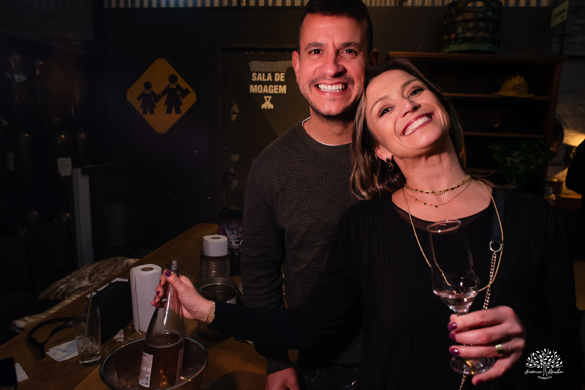 aniversário das Ana’s - irmãs gêmeas - Ana Laura - Ana Carolina - Cervejaria Fábrica Roca - celebração da vida - noite especial - familiares e amigos - música - descontração - Mateus Almeida - parabéns – bolo – Pelotas - Antonio Rocha Fotografias