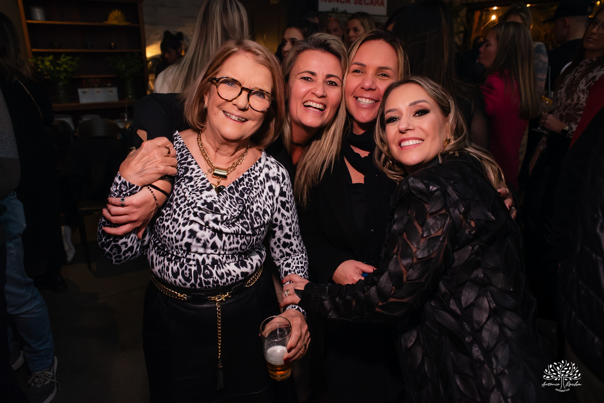 aniversário das Ana’s - irmãs gêmeas - Ana Laura - Ana Carolina - Cervejaria Fábrica Roca - celebração da vida - noite especial - familiares e amigos - música - descontração - Mateus Almeida - parabéns – bolo – Pelotas - Antonio Rocha Fotografias