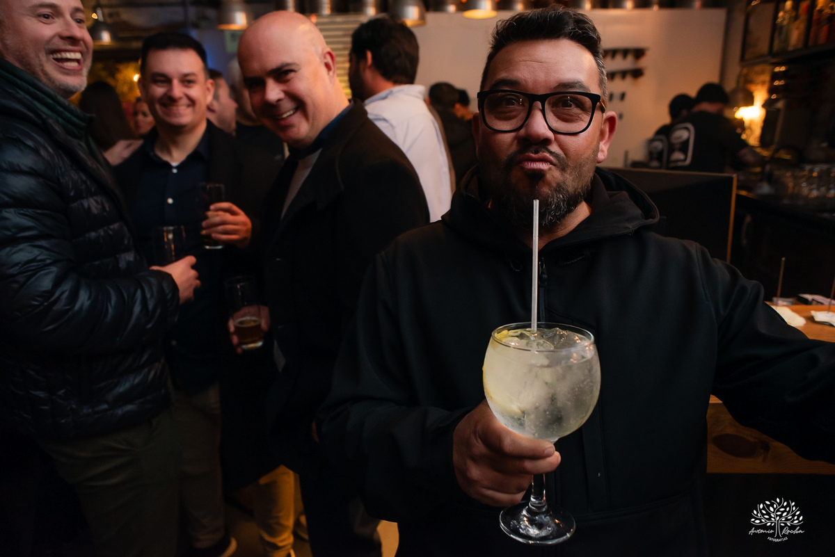 aniversário das Ana’s - irmãs gêmeas - Ana Laura - Ana Carolina - Cervejaria Fábrica Roca - celebração da vida - noite especial - familiares e amigos - música - descontração - Mateus Almeida - parabéns – bolo – Pelotas - Antonio Rocha Fotografias