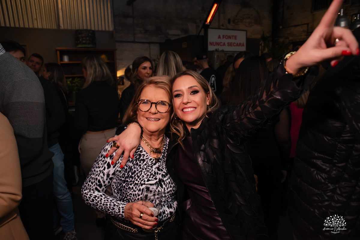 aniversário das Ana’s - irmãs gêmeas - Ana Laura - Ana Carolina - Cervejaria Fábrica Roca - celebração da vida - noite especial - familiares e amigos - música - descontração - Mateus Almeida - parabéns – bolo – Pelotas - Antonio Rocha Fotografias