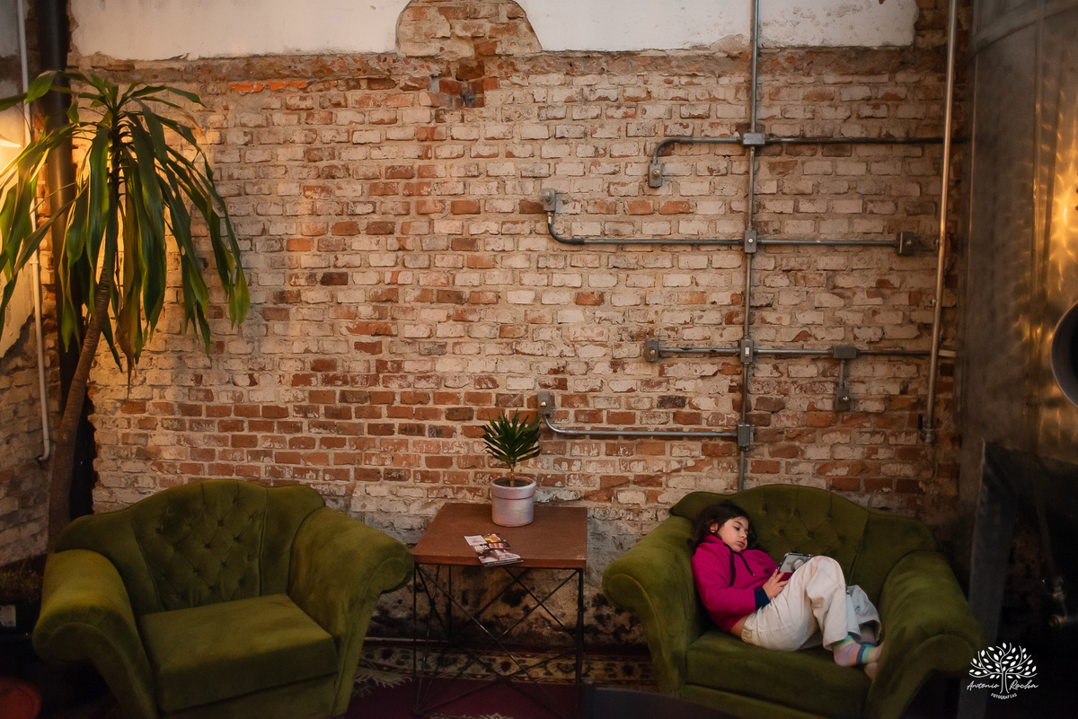 aniversário das Ana’s - irmãs gêmeas - Ana Laura - Ana Carolina - Cervejaria Fábrica Roca - celebração da vida - noite especial - familiares e amigos - música - descontração - Mateus Almeida - parabéns – bolo – Pelotas - Antonio Rocha Fotografias