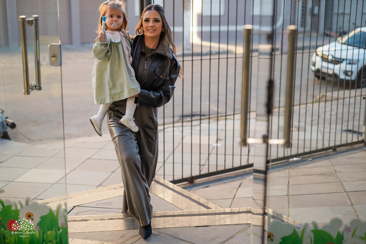 fotografia infantil - festa infantil - Tio Guigui - jardim de margaridas - decoração delicada - fotografia de aniversário - Antonio Rocha Fotografias - ensaio infantil - parabéns animado - olhos brilhantes – pelotas - fotografia de família - playground