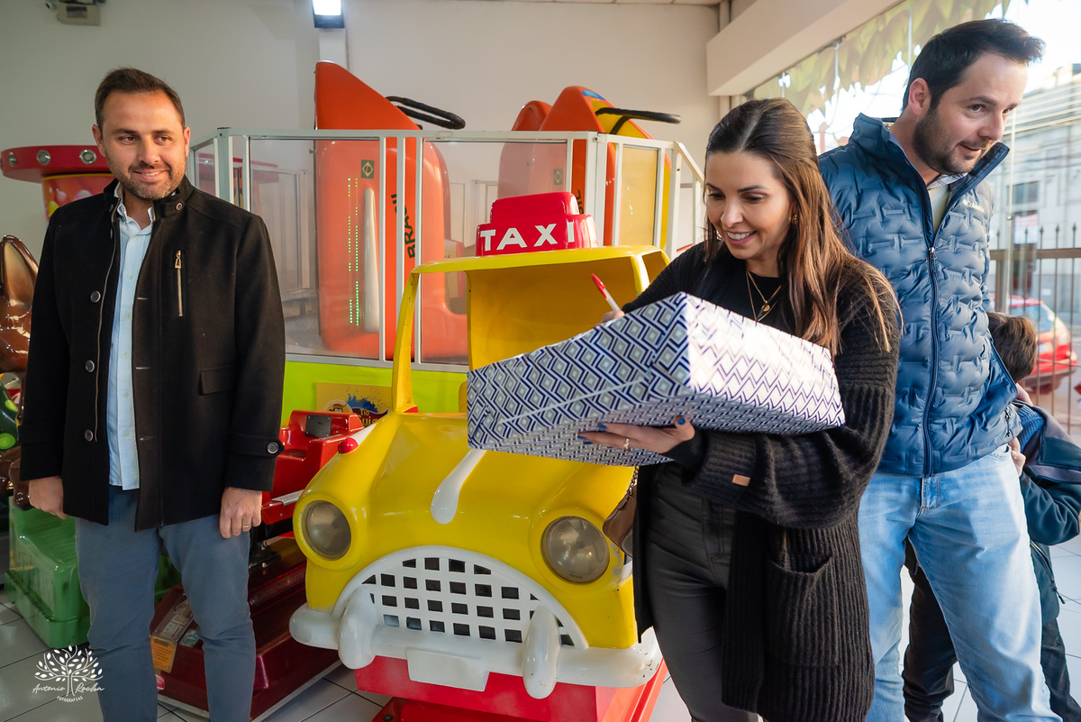 fotografia infantil - festa infantil - Tio Guigui - jardim de margaridas - decoração delicada - fotografia de aniversário - Antonio Rocha Fotografias - ensaio infantil - parabéns animado - olhos brilhantes – pelotas - fotografia de família - playground