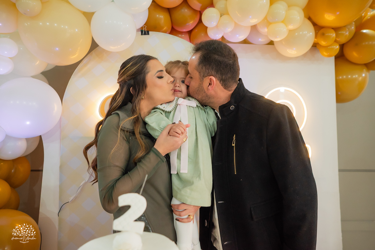 fotografia infantil - festa infantil - Tio Guigui - jardim de margaridas - decoração delicada - fotografia de aniversário - Antonio Rocha Fotografias - ensaio infantil - parabéns animado - olhos brilhantes – pelotas - fotografia de família - playground