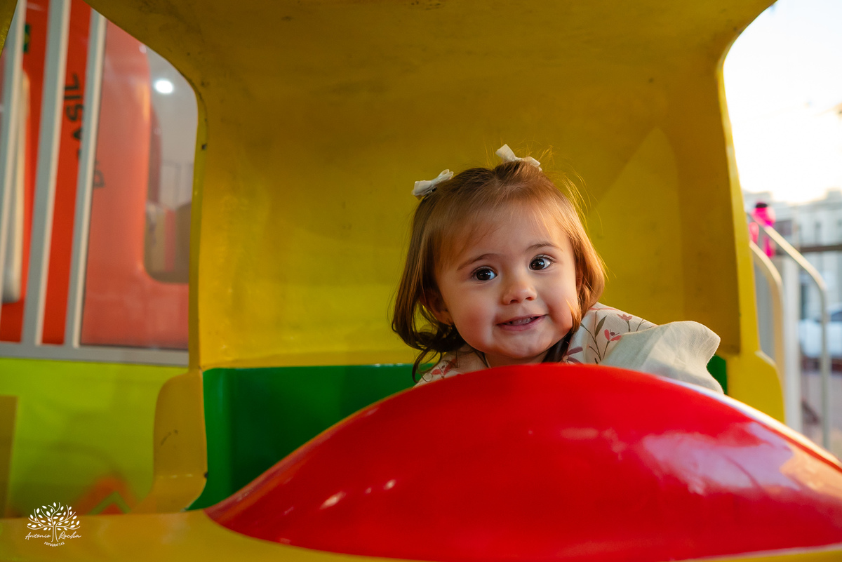 fotografia infantil - festa infantil - Tio Guigui - jardim de margaridas - decoração delicada - fotografia de aniversário - Antonio Rocha Fotografias - ensaio infantil - parabéns animado - olhos brilhantes – pelotas - fotografia de família - playground