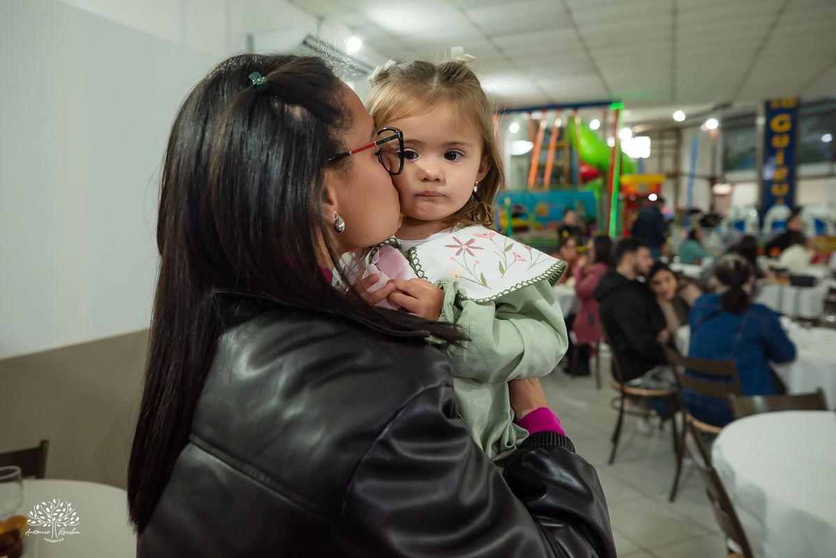 fotografia infantil - festa infantil - Tio Guigui - jardim de margaridas - decoração delicada - fotografia de aniversário - Antonio Rocha Fotografias - ensaio infantil - parabéns animado - olhos brilhantes – pelotas - fotografia de família - playground