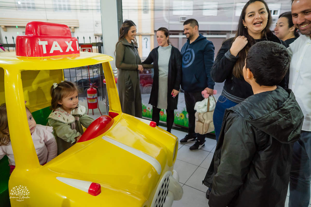 fotografia infantil - festa infantil - Tio Guigui - jardim de margaridas - decoração delicada - fotografia de aniversário - Antonio Rocha Fotografias - ensaio infantil - parabéns animado - olhos brilhantes – pelotas - fotografia de família - playground