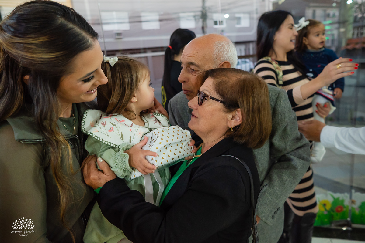 fotografia infantil - festa infantil - Tio Guigui - jardim de margaridas - decoração delicada - fotografia de aniversário - Antonio Rocha Fotografias - ensaio infantil - parabéns animado - olhos brilhantes – pelotas - fotografia de família - playground