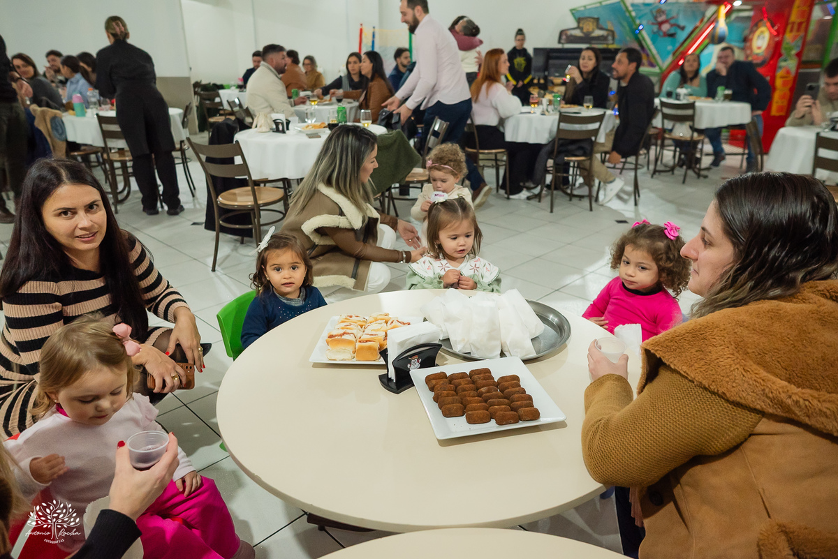 fotografia infantil - festa infantil - Tio Guigui - jardim de margaridas - decoração delicada - fotografia de aniversário - Antonio Rocha Fotografias - ensaio infantil - parabéns animado - olhos brilhantes – pelotas - fotografia de família - playground