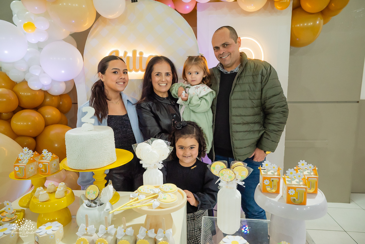 fotografia infantil - festa infantil - Tio Guigui - jardim de margaridas - decoração delicada - fotografia de aniversário - Antonio Rocha Fotografias - ensaio infantil - parabéns animado - olhos brilhantes – pelotas - fotografia de família - playground