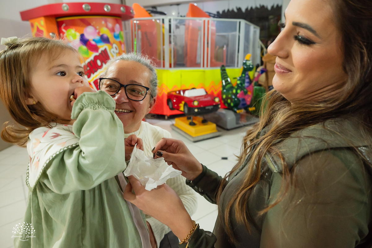 fotografia infantil - festa infantil - Tio Guigui - jardim de margaridas - decoração delicada - fotografia de aniversário - Antonio Rocha Fotografias - ensaio infantil - parabéns animado - olhos brilhantes – pelotas - fotografia de família - playground