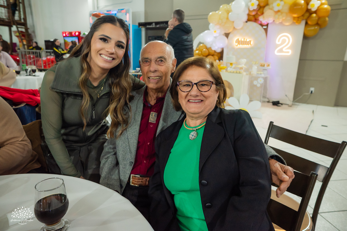 fotografia infantil - festa infantil - Tio Guigui - jardim de margaridas - decoração delicada - fotografia de aniversário - Antonio Rocha Fotografias - ensaio infantil - parabéns animado - olhos brilhantes – pelotas - fotografia de família - playground