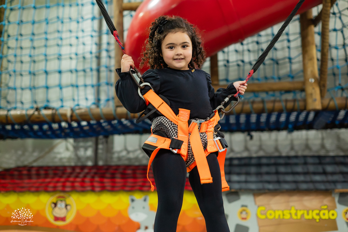 fotografia infantil - festa infantil - Tio Guigui - jardim de margaridas - decoração delicada - fotografia de aniversário - Antonio Rocha Fotografias - ensaio infantil - parabéns animado - olhos brilhantes – pelotas - fotografia de família - playground