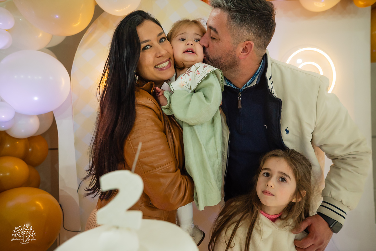 fotografia infantil - festa infantil - Tio Guigui - jardim de margaridas - decoração delicada - fotografia de aniversário - Antonio Rocha Fotografias - ensaio infantil - parabéns animado - olhos brilhantes – pelotas - fotografia de família - playground