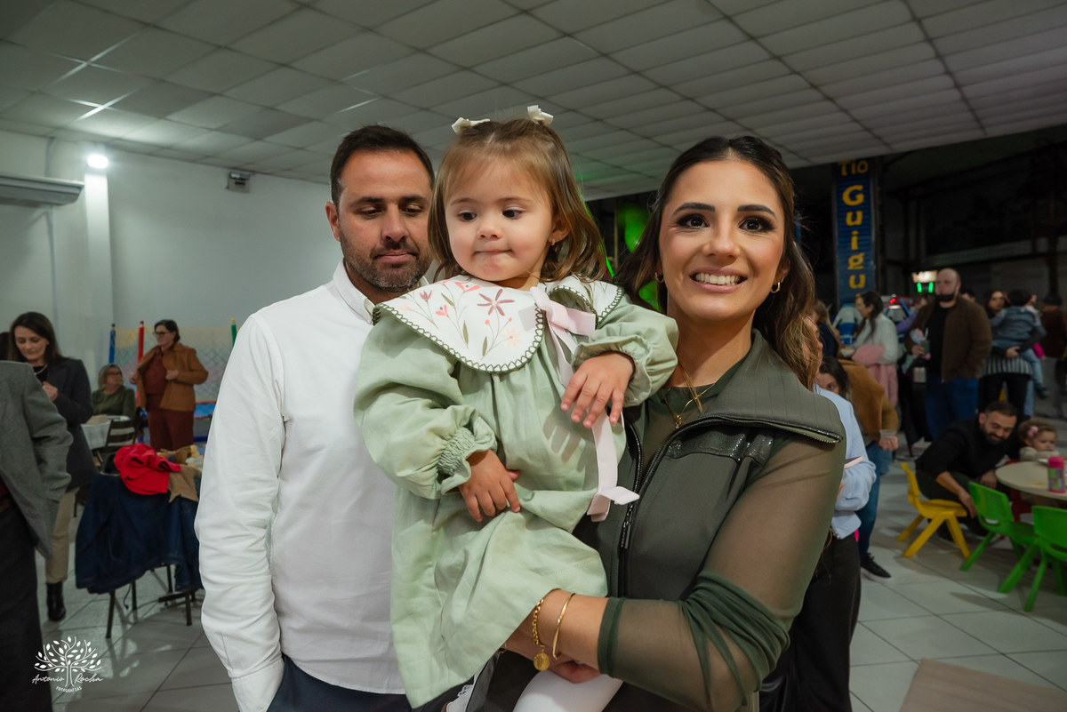 fotografia infantil - festa infantil - Tio Guigui - jardim de margaridas - decoração delicada - fotografia de aniversário - Antonio Rocha Fotografias - ensaio infantil - parabéns animado - olhos brilhantes – pelotas - fotografia de família - playground