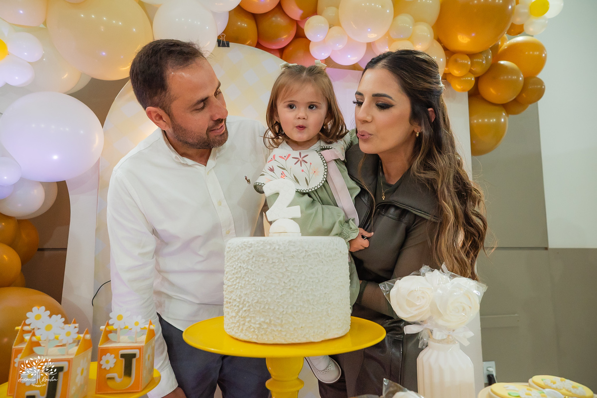 fotografia infantil - festa infantil - Tio Guigui - jardim de margaridas - decoração delicada - fotografia de aniversário - Antonio Rocha Fotografias - ensaio infantil - parabéns animado - olhos brilhantes – pelotas - fotografia de família - playground