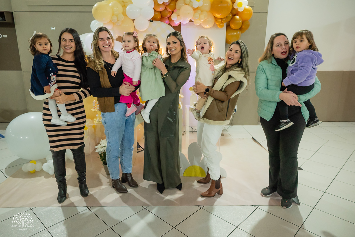 fotografia infantil - festa infantil - Tio Guigui - jardim de margaridas - decoração delicada - fotografia de aniversário - Antonio Rocha Fotografias - ensaio infantil - parabéns animado - olhos brilhantes – pelotas - fotografia de família - playground