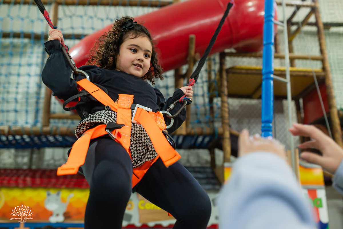 fotografia infantil - festa infantil - Tio Guigui - jardim de margaridas - decoração delicada - fotografia de aniversário - Antonio Rocha Fotografias - ensaio infantil - parabéns animado - olhos brilhantes – pelotas - fotografia de família - playground