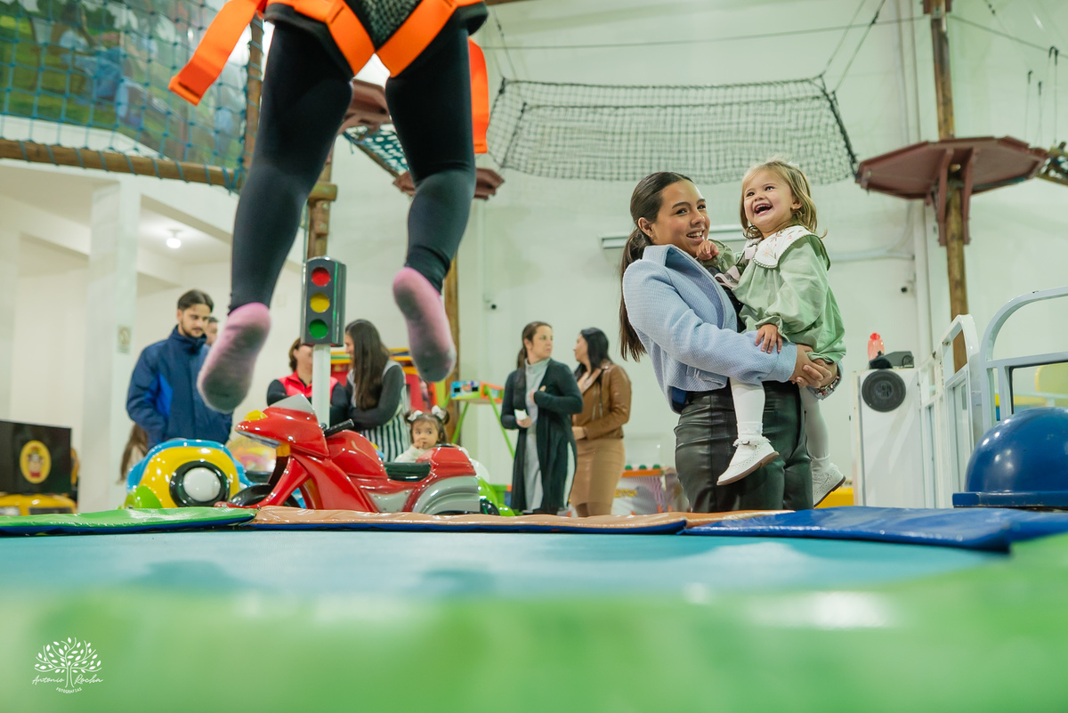 fotografia infantil - festa infantil - Tio Guigui - jardim de margaridas - decoração delicada - fotografia de aniversário - Antonio Rocha Fotografias - ensaio infantil - parabéns animado - olhos brilhantes – pelotas - fotografia de família - playground