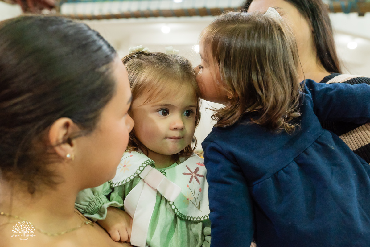 fotografia infantil - festa infantil - Tio Guigui - jardim de margaridas - decoração delicada - fotografia de aniversário - Antonio Rocha Fotografias - ensaio infantil - parabéns animado - olhos brilhantes – pelotas - fotografia de família - playground