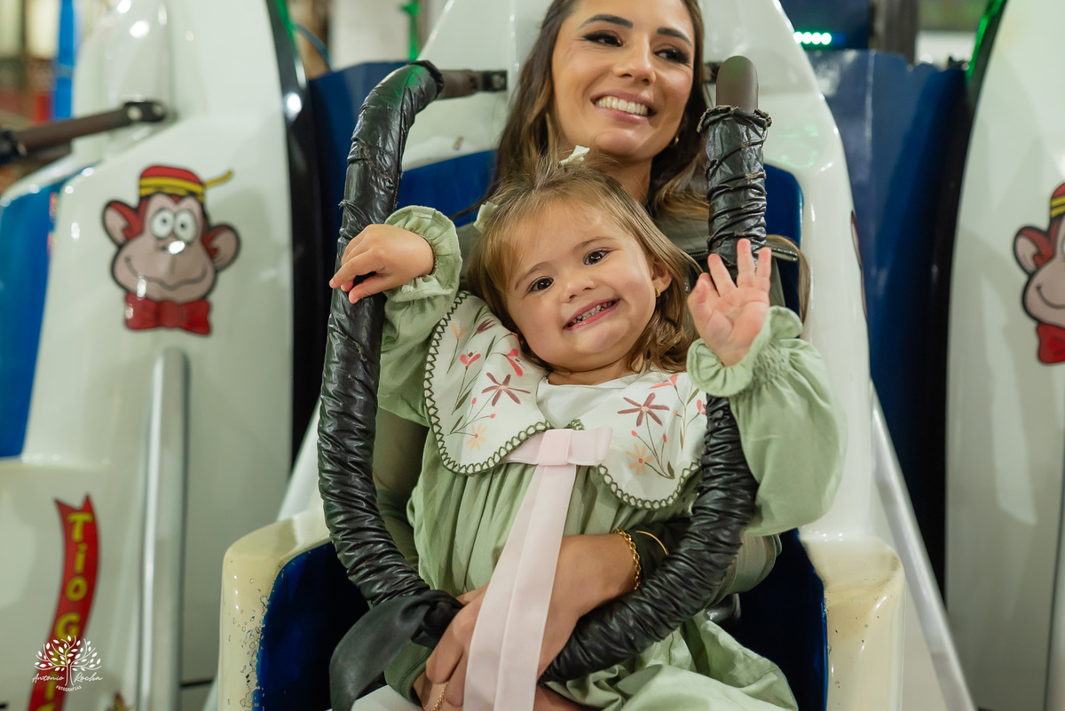 fotografia infantil - festa infantil - Tio Guigui - jardim de margaridas - decoração delicada - fotografia de aniversário - Antonio Rocha Fotografias - ensaio infantil - parabéns animado - olhos brilhantes – pelotas - fotografia de família - playground