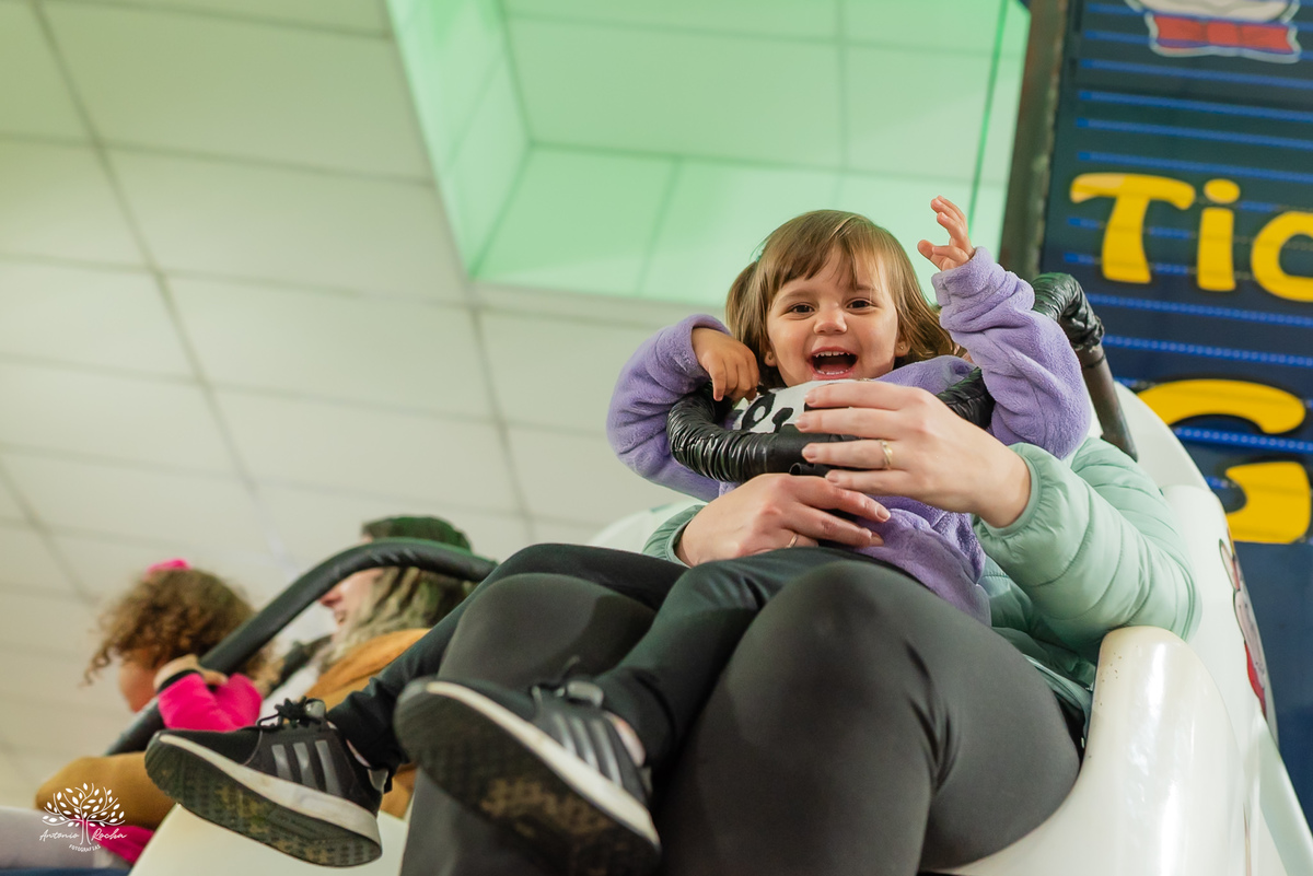 fotografia infantil - festa infantil - Tio Guigui - jardim de margaridas - decoração delicada - fotografia de aniversário - Antonio Rocha Fotografias - ensaio infantil - parabéns animado - olhos brilhantes – pelotas - fotografia de família - playground