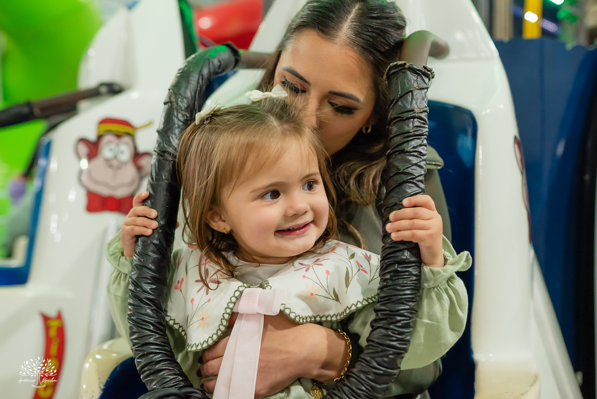 fotografia infantil - festa infantil - Tio Guigui - jardim de margaridas - decoração delicada - fotografia de aniversário - Antonio Rocha Fotografias - ensaio infantil - parabéns animado - olhos brilhantes – pelotas - fotografia de família - playground