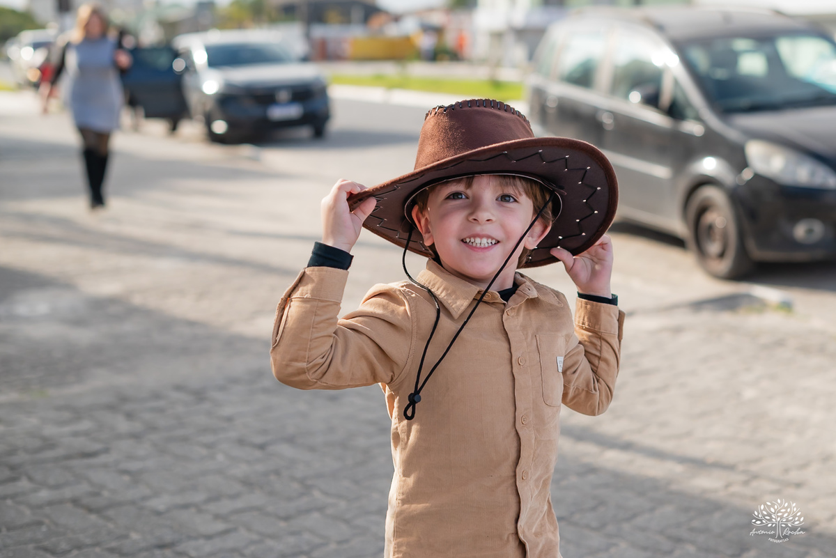fotografia de aniversário infantil - fotógrafo em Pelotas - xerife Toy Story - fotografia espontânea - fotos de crianças - registros de infância - ensaio infantil - festa no Loly Pop - Antonio Rocha Fotografias – Forky – Garfinho Toy Story - Buzz - Rex
