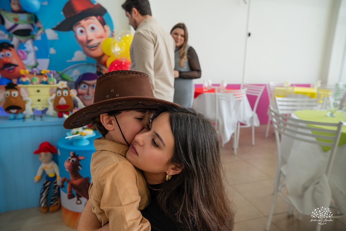 fotografia de aniversário infantil - fotógrafo em Pelotas - xerife Toy Story - fotografia espontânea - fotos de crianças - registros de infância - ensaio infantil - festa no Loly Pop - Antonio Rocha Fotografias – Forky – Garfinho Toy Story - Buzz - Rex
