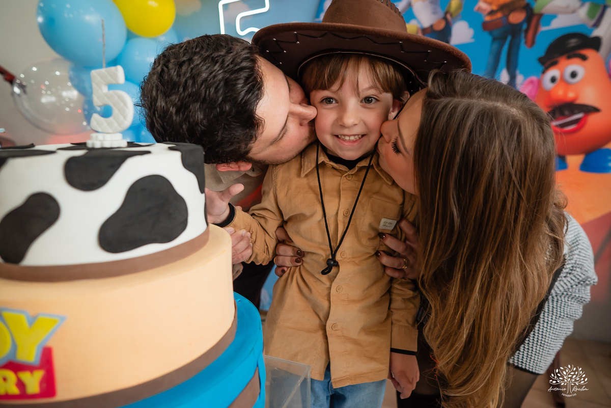 fotografia de aniversário infantil - fotógrafo em Pelotas - xerife Toy Story - fotografia espontânea - fotos de crianças - registros de infância - ensaio infantil - festa no Loly Pop - Antonio Rocha Fotografias – Forky – Garfinho Toy Story - Buzz - Rex