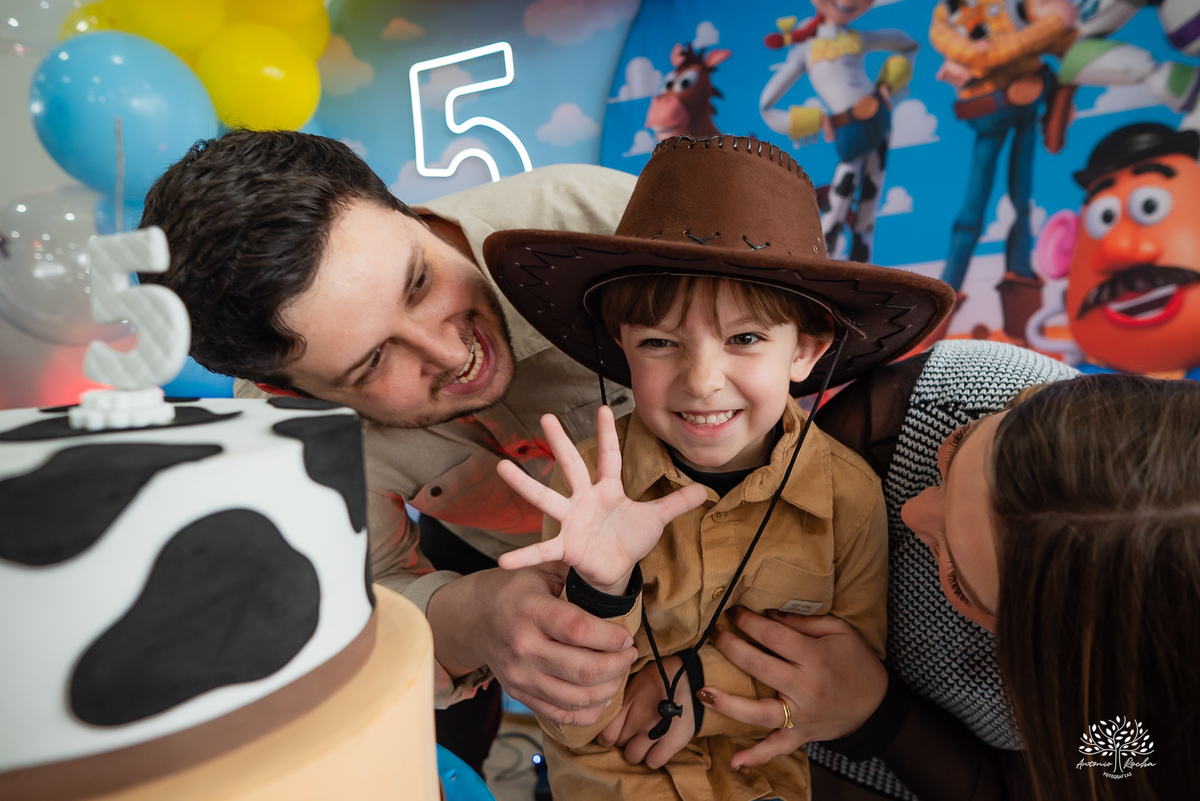 fotografia de aniversário infantil - fotógrafo em Pelotas - xerife Toy Story - fotografia espontânea - fotos de crianças - registros de infância - ensaio infantil - festa no Loly Pop - Antonio Rocha Fotografias – Forky – Garfinho Toy Story - Buzz - Rex