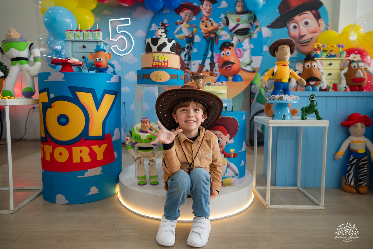 fotografia de aniversário infantil - fotógrafo em Pelotas - xerife Toy Story - fotografia espontânea - fotos de crianças - registros de infância - ensaio infantil - festa no Loly Pop - Antonio Rocha Fotografias – Forky – Garfinho Toy Story - Buzz - Rex