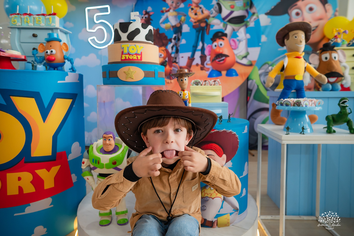 fotografia de aniversário infantil - fotógrafo em Pelotas - xerife Toy Story - fotografia espontânea - fotos de crianças - registros de infância - ensaio infantil - festa no Loly Pop - Antonio Rocha Fotografias – Forky – Garfinho Toy Story - Buzz - Rex