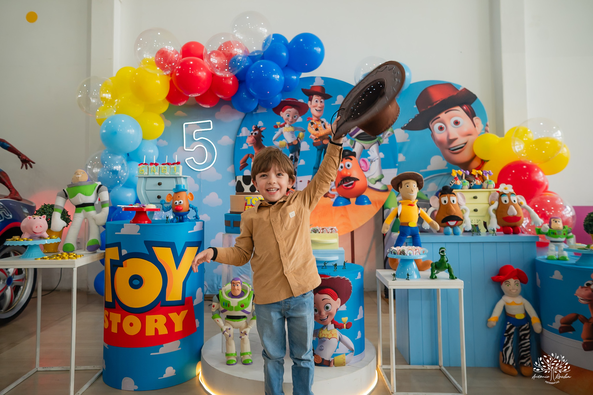 fotografia de aniversário infantil - fotógrafo em Pelotas - xerife Toy Story - fotografia espontânea - fotos de crianças - registros de infância - ensaio infantil - festa no Loly Pop - Antonio Rocha Fotografias – Forky – Garfinho Toy Story - Buzz - Rex