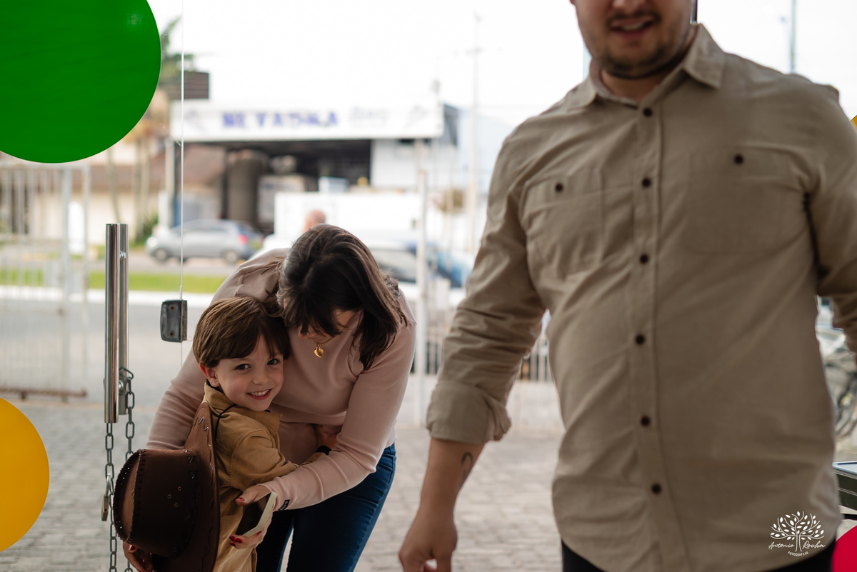 fotografia de aniversário infantil - fotógrafo em Pelotas - xerife Toy Story - fotografia espontânea - fotos de crianças - registros de infância - ensaio infantil - festa no Loly Pop - Antonio Rocha Fotografias – Forky – Garfinho Toy Story - Buzz - Rex