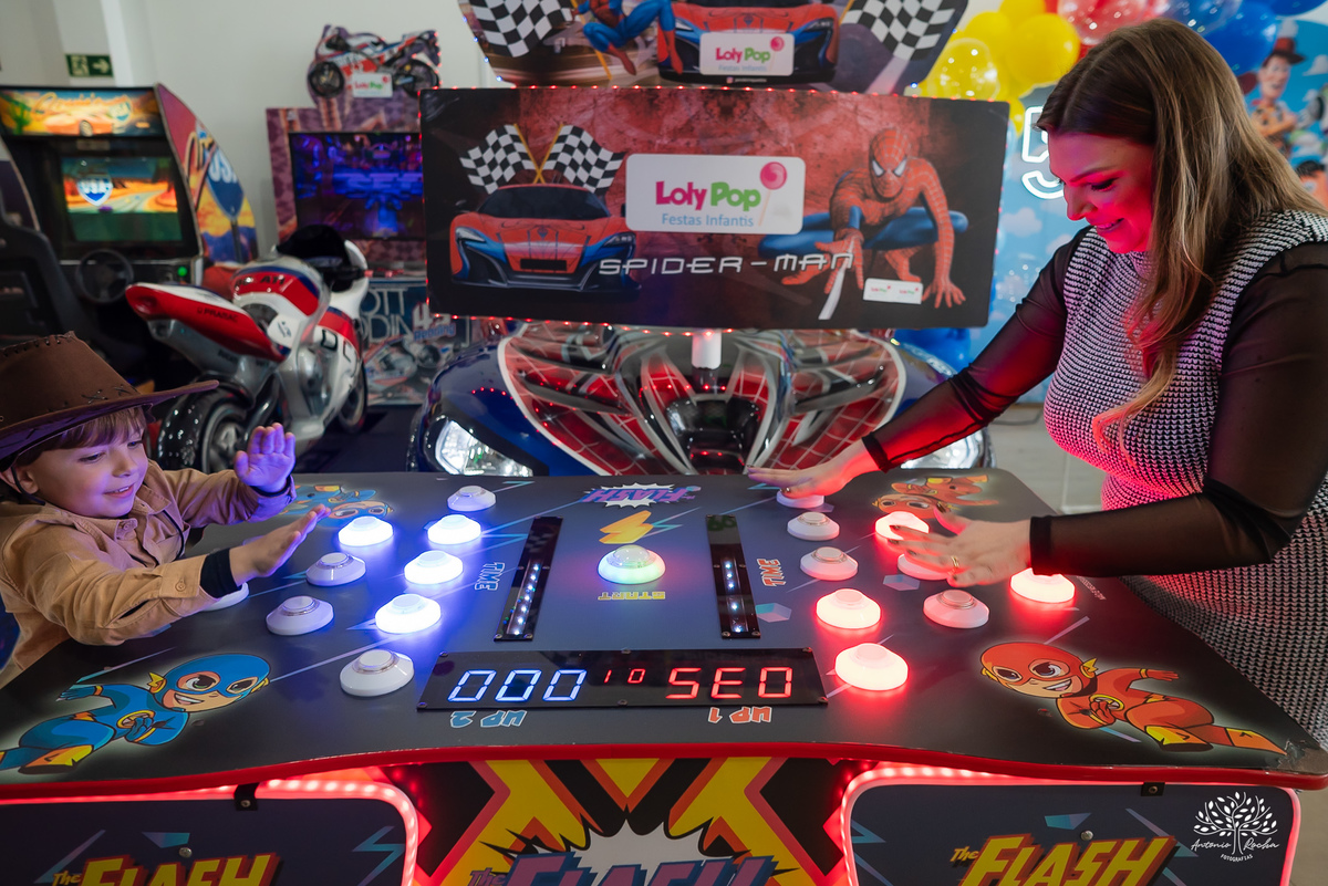 fotografia de aniversário infantil - fotógrafo em Pelotas - xerife Toy Story - fotografia espontânea - fotos de crianças - registros de infância - ensaio infantil - festa no Loly Pop - Antonio Rocha Fotografias – Forky – Garfinho Toy Story - Buzz - Rex