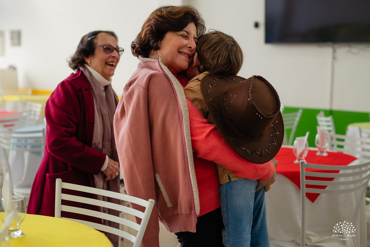 fotografia de aniversário infantil - fotógrafo em Pelotas - xerife Toy Story - fotografia espontânea - fotos de crianças - registros de infância - ensaio infantil - festa no Loly Pop - Antonio Rocha Fotografias – Forky – Garfinho Toy Story - Buzz - Rex