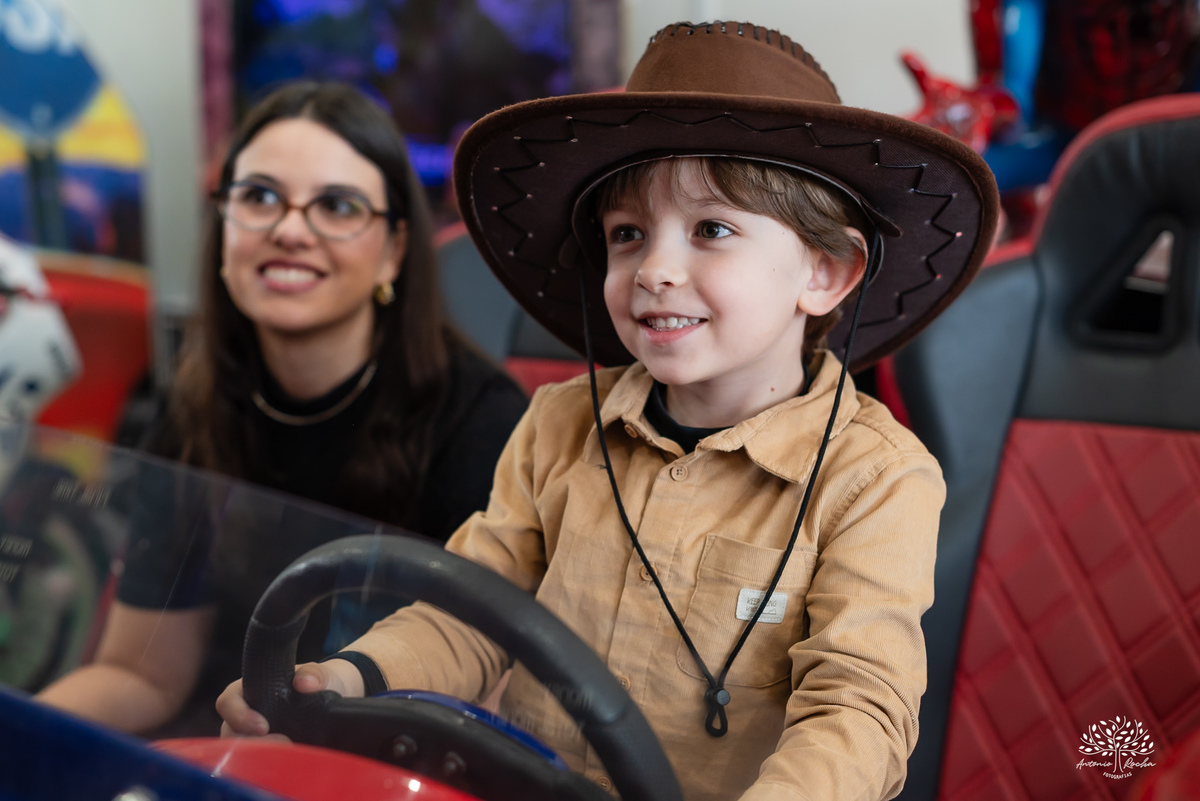 fotografia de aniversário infantil - fotógrafo em Pelotas - xerife Toy Story - fotografia espontânea - fotos de crianças - registros de infância - ensaio infantil - festa no Loly Pop - Antonio Rocha Fotografias – Forky – Garfinho Toy Story - Buzz - Rex