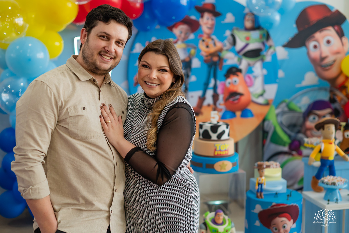 fotografia de aniversário infantil - fotógrafo em Pelotas - xerife Toy Story - fotografia espontânea - fotos de crianças - registros de infância - ensaio infantil - festa no Loly Pop - Antonio Rocha Fotografias – Forky – Garfinho Toy Story - Buzz - Rex