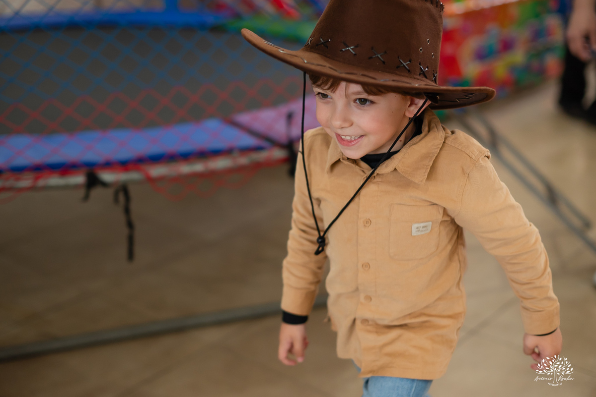 fotografia de aniversário infantil - fotógrafo em Pelotas - xerife Toy Story - fotografia espontânea - fotos de crianças - registros de infância - ensaio infantil - festa no Loly Pop - Antonio Rocha Fotografias – Forky – Garfinho Toy Story - Buzz - Rex