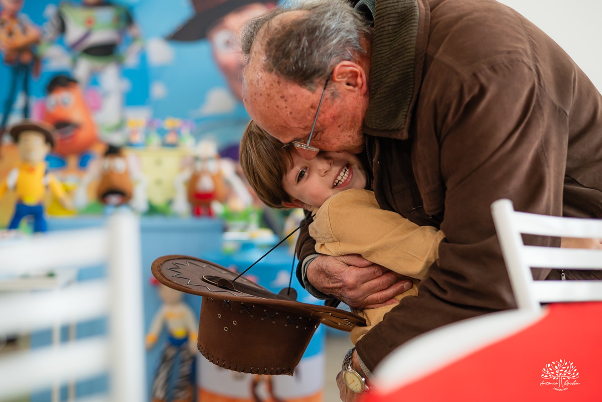fotografia de aniversário infantil - fotógrafo em Pelotas - xerife Toy Story - fotografia espontânea - fotos de crianças - registros de infância - ensaio infantil - festa no Loly Pop - Antonio Rocha Fotografias – Forky – Garfinho Toy Story - Buzz - Rex