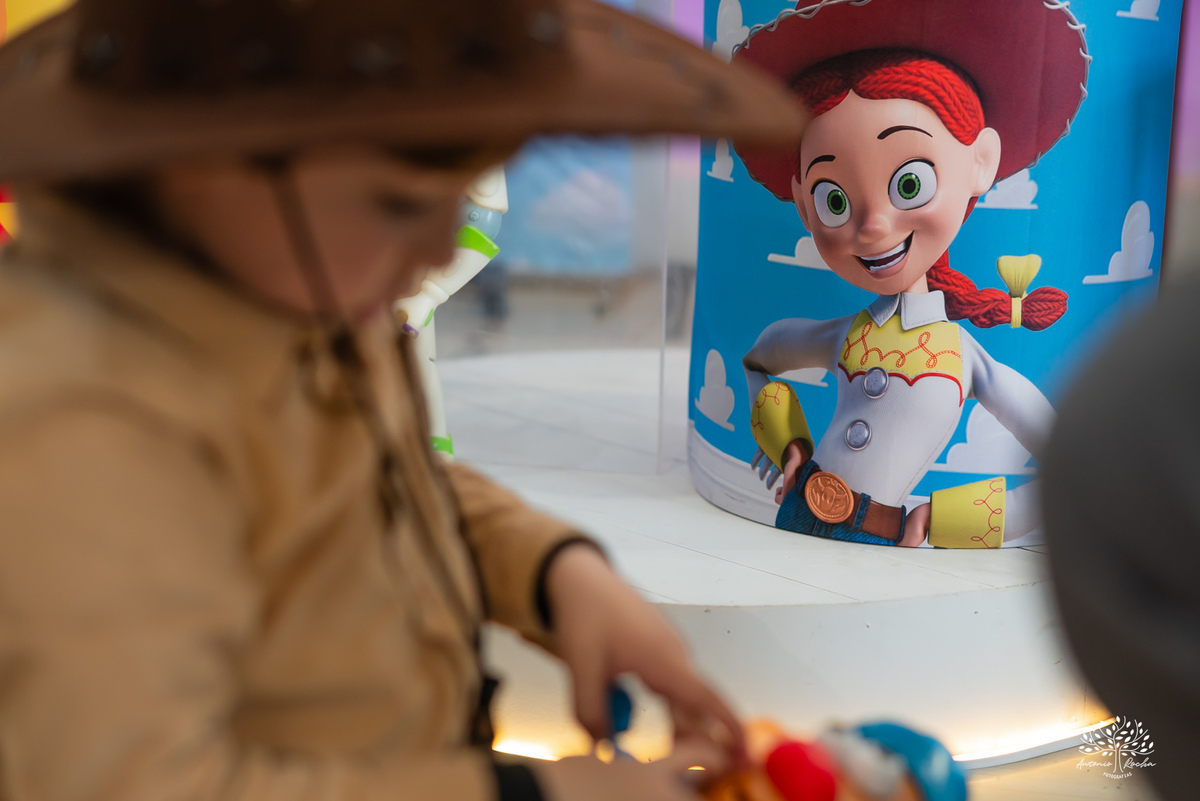 fotografia de aniversário infantil - fotógrafo em Pelotas - xerife Toy Story - fotografia espontânea - fotos de crianças - registros de infância - ensaio infantil - festa no Loly Pop - Antonio Rocha Fotografias – Forky – Garfinho Toy Story - Buzz - Rex