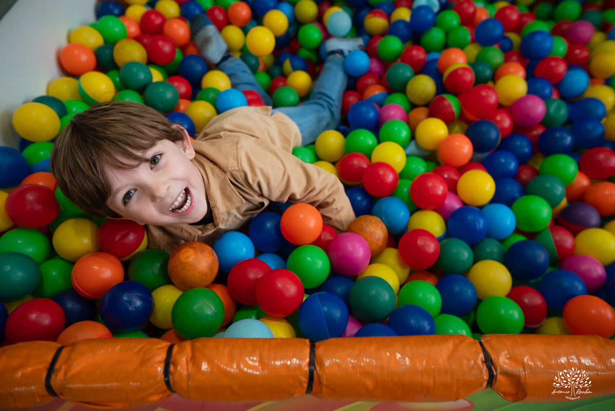 fotografia de aniversário infantil - fotógrafo em Pelotas - xerife Toy Story - fotografia espontânea - fotos de crianças - registros de infância - ensaio infantil - festa no Loly Pop - Antonio Rocha Fotografias – Forky – Garfinho Toy Story - Buzz - Rex