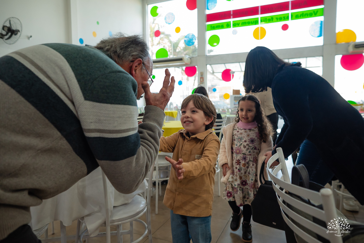 fotografia de aniversário infantil - fotógrafo em Pelotas - xerife Toy Story - fotografia espontânea - fotos de crianças - registros de infância - ensaio infantil - festa no Loly Pop - Antonio Rocha Fotografias – Forky – Garfinho Toy Story - Buzz - Rex