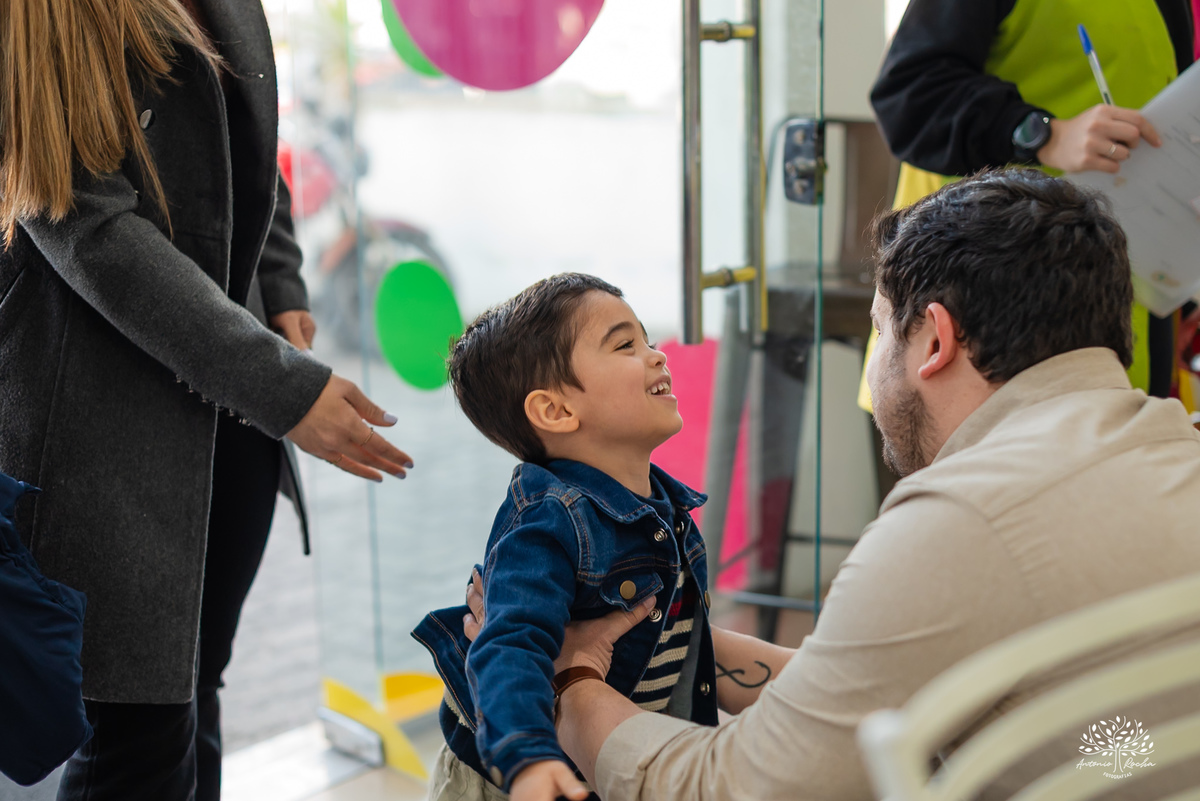 fotografia de aniversário infantil - fotógrafo em Pelotas - xerife Toy Story - fotografia espontânea - fotos de crianças - registros de infância - ensaio infantil - festa no Loly Pop - Antonio Rocha Fotografias – Forky – Garfinho Toy Story - Buzz - Rex