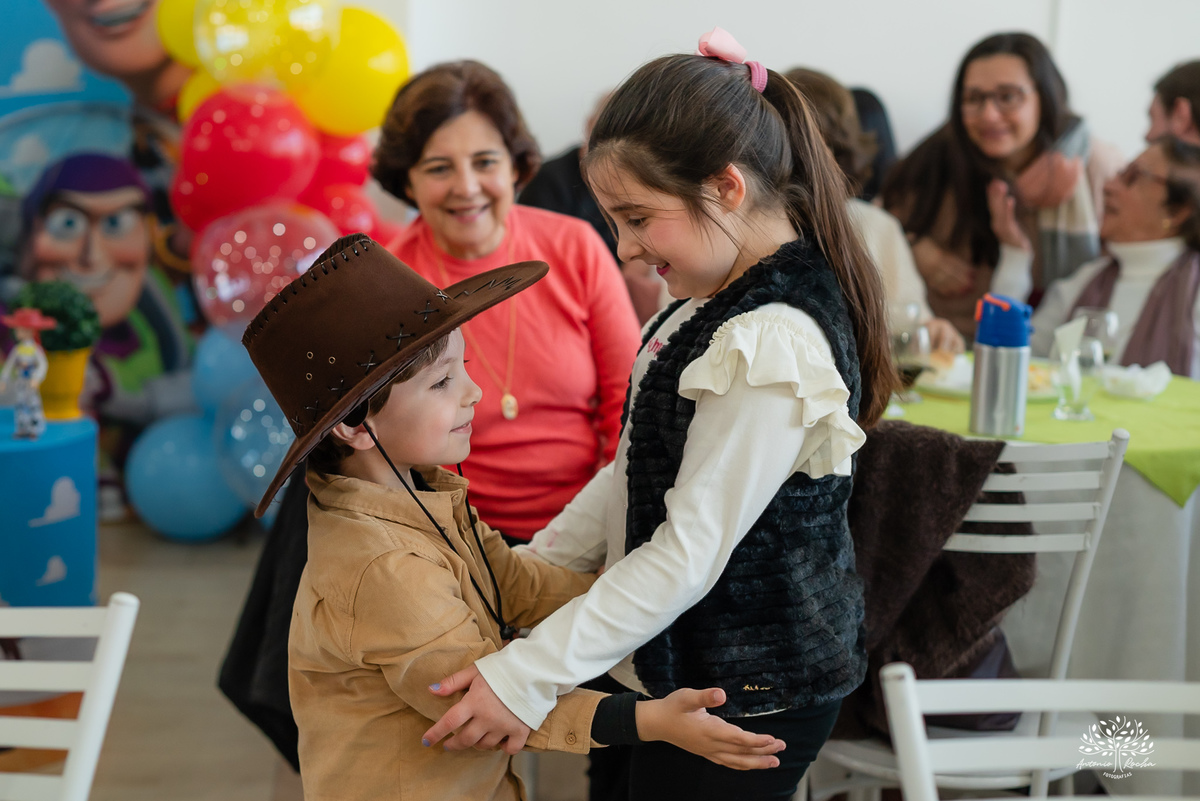 fotografia de aniversário infantil - fotógrafo em Pelotas - xerife Toy Story - fotografia espontânea - fotos de crianças - registros de infância - ensaio infantil - festa no Loly Pop - Antonio Rocha Fotografias – Forky – Garfinho Toy Story - Buzz - Rex