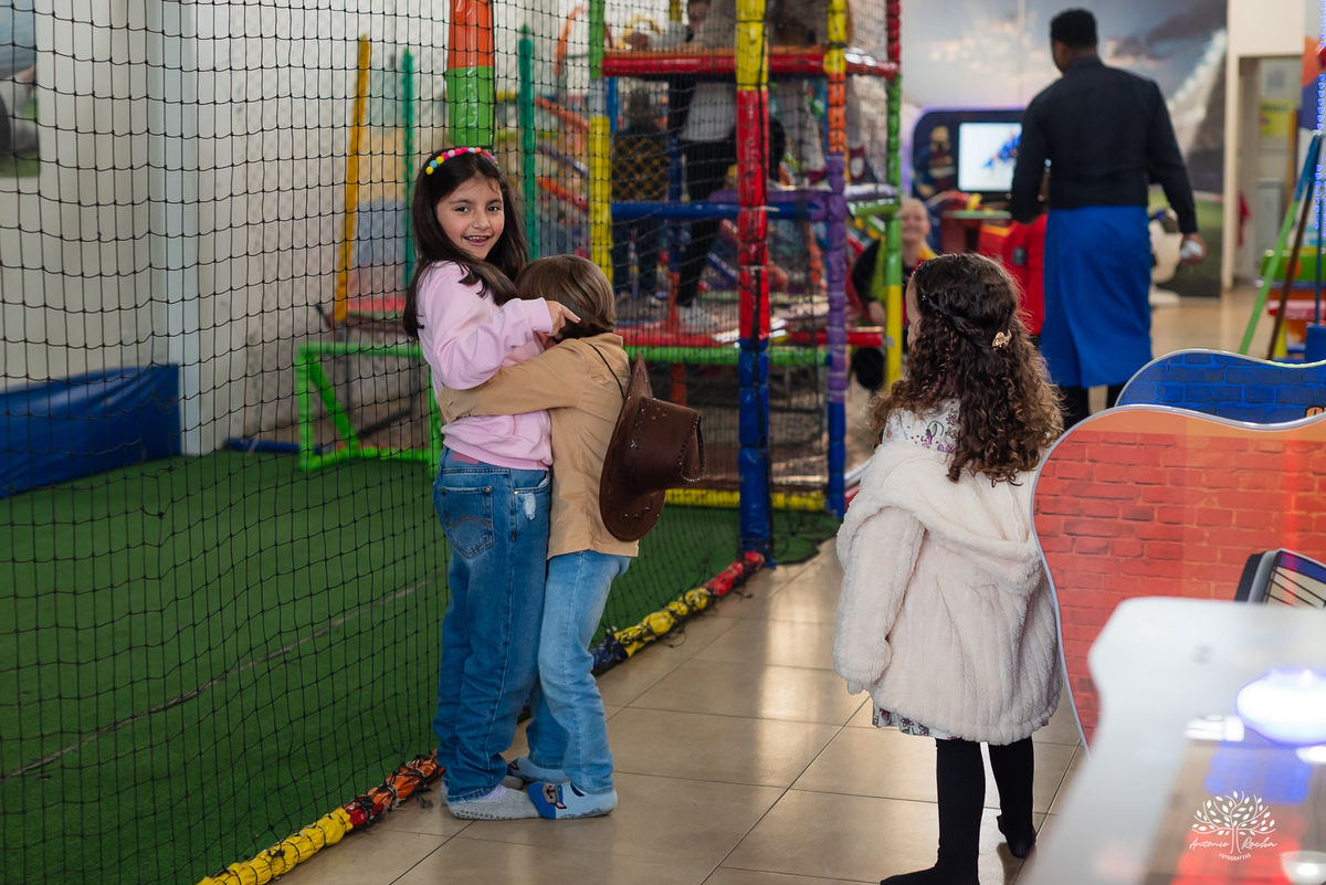 fotografia de aniversário infantil - fotógrafo em Pelotas - xerife Toy Story - fotografia espontânea - fotos de crianças - registros de infância - ensaio infantil - festa no Loly Pop - Antonio Rocha Fotografias – Forky – Garfinho Toy Story - Buzz - Rex
