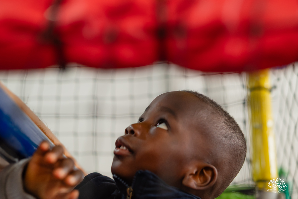 fotografia de aniversário infantil - fotógrafo em Pelotas - xerife Toy Story - fotografia espontânea - fotos de crianças - registros de infância - ensaio infantil - festa no Loly Pop - Antonio Rocha Fotografias – Forky – Garfinho Toy Story - Buzz - Rex