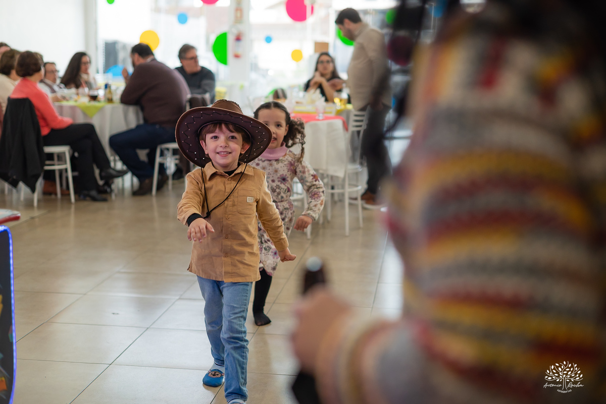 fotografia de aniversário infantil - fotógrafo em Pelotas - xerife Toy Story - fotografia espontânea - fotos de crianças - registros de infância - ensaio infantil - festa no Loly Pop - Antonio Rocha Fotografias – Forky – Garfinho Toy Story - Buzz - Rex